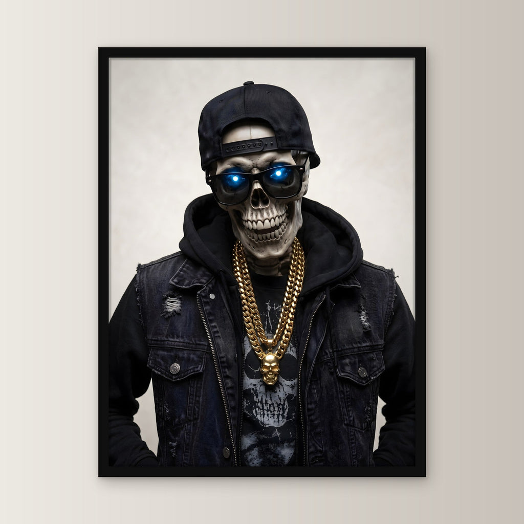 Das Gold-Skelett – Skelett mit Cap, Sonnenbrille und Goldkette, im schwarzen Holzrahmen, gerade von vorn an heller Wand