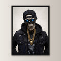 Das Gold-Skelett – Skelett mit Cap, Sonnenbrille und Goldkette, im schwarzen Holzrahmen, gerade von vorn an heller Wand