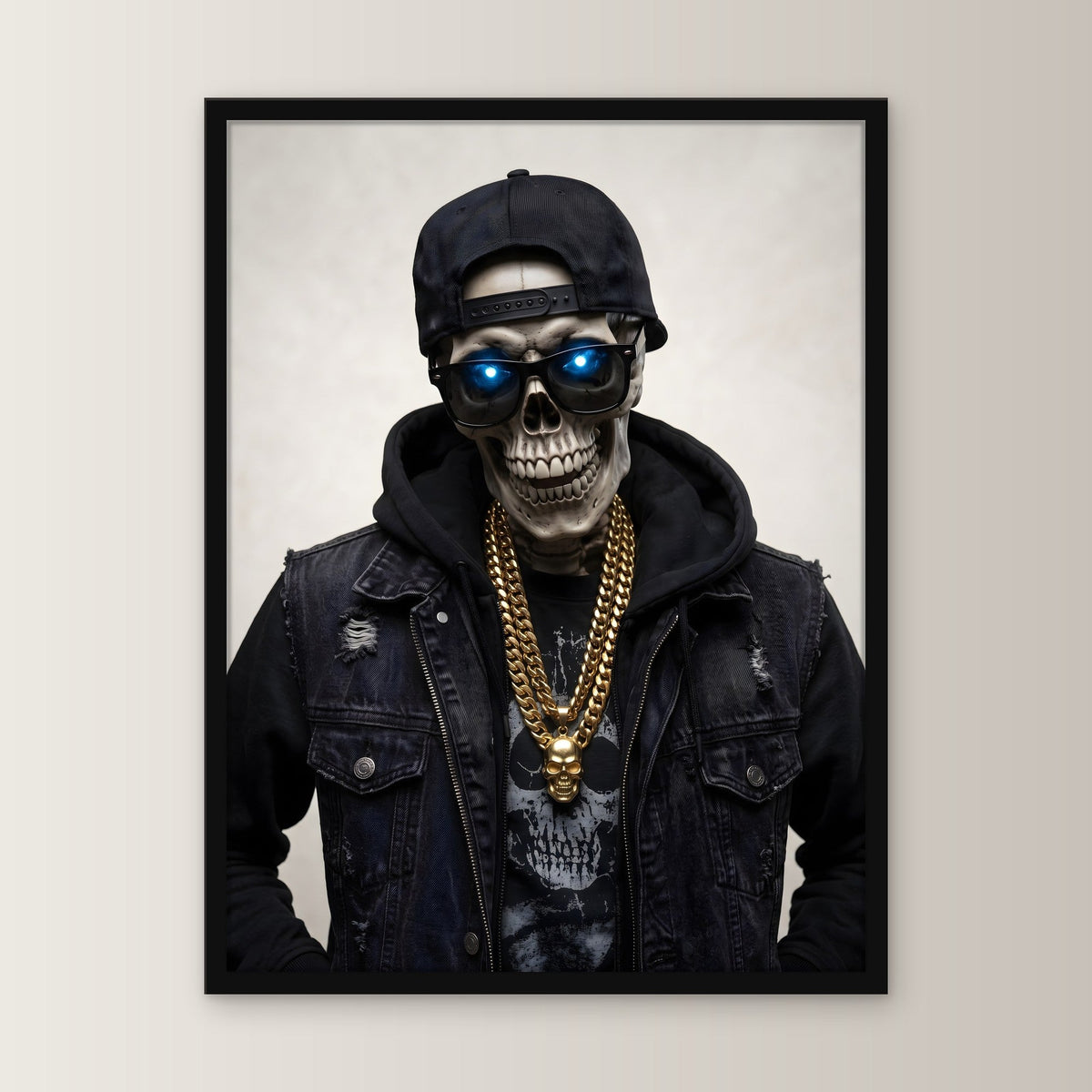 Das Gold-Skelett – Skelett mit Cap, Sonnenbrille und Goldkette, im schwarzen Holzrahmen, gerade von vorn an heller Wand