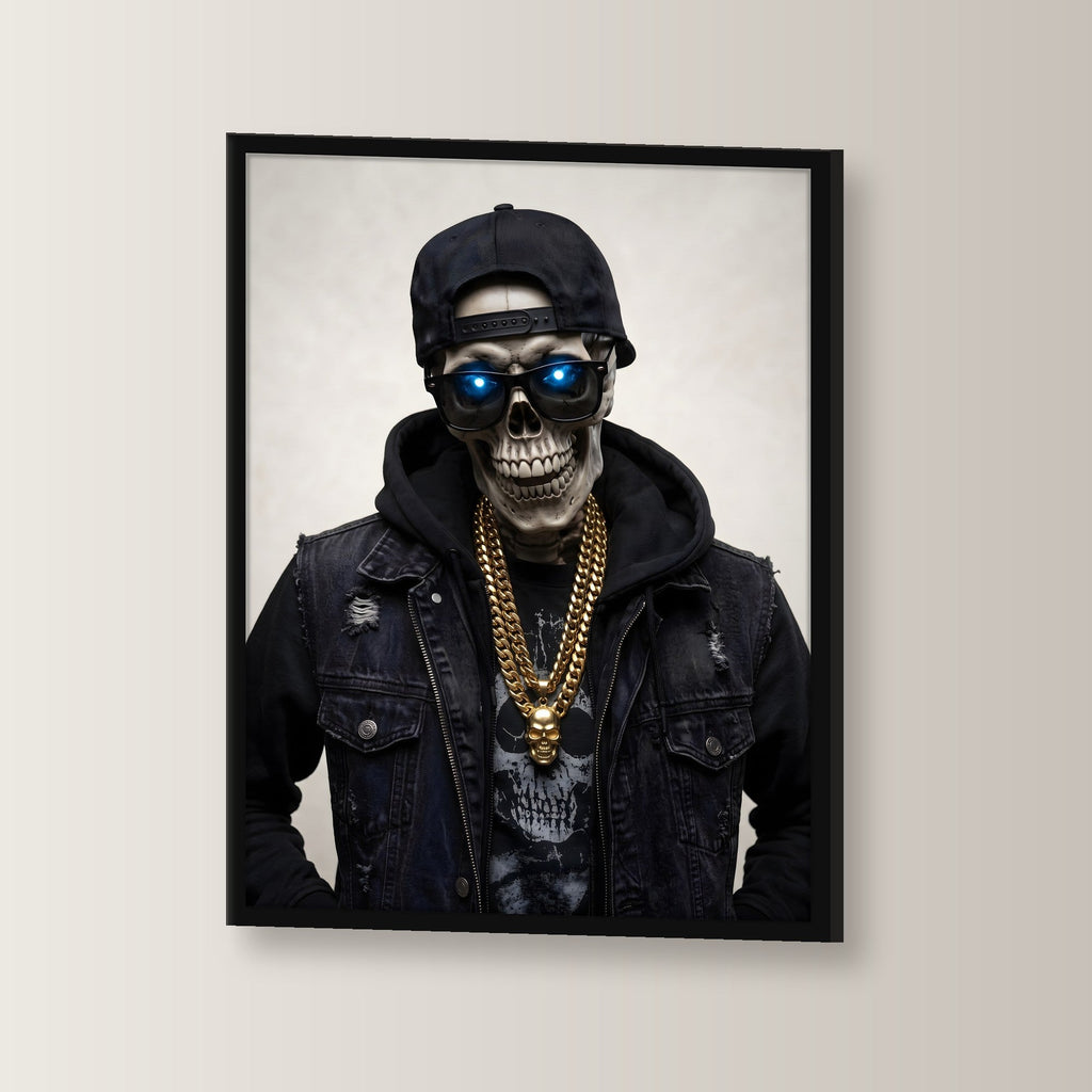 Das Gold-Skelett – Skelett mit Cap, Sonnenbrille und Goldkette, im schwarzen Holzrahmen, leicht gedreht an der Wand