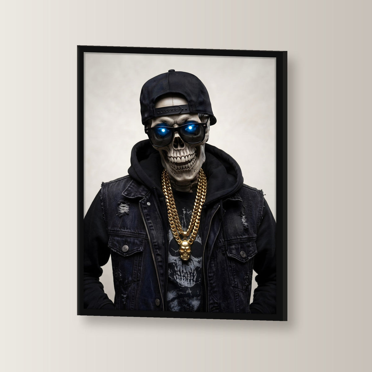 Das Gold-Skelett – Skelett mit Cap, Sonnenbrille und Goldkette, im schwarzen Holzrahmen, leicht gedreht an der Wand