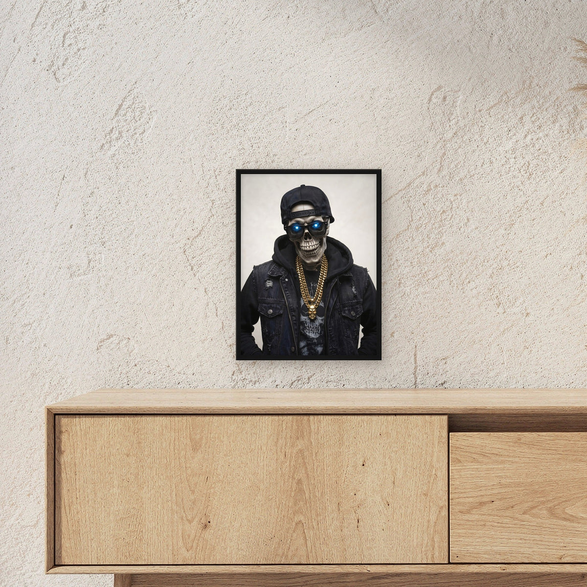 Das Gold-Skelett – Skelett mit Cap, Sonnenbrille und Goldkette, im schwarzen Holzrahmen, über einem Sideboard, zeigt die Größe im Raum