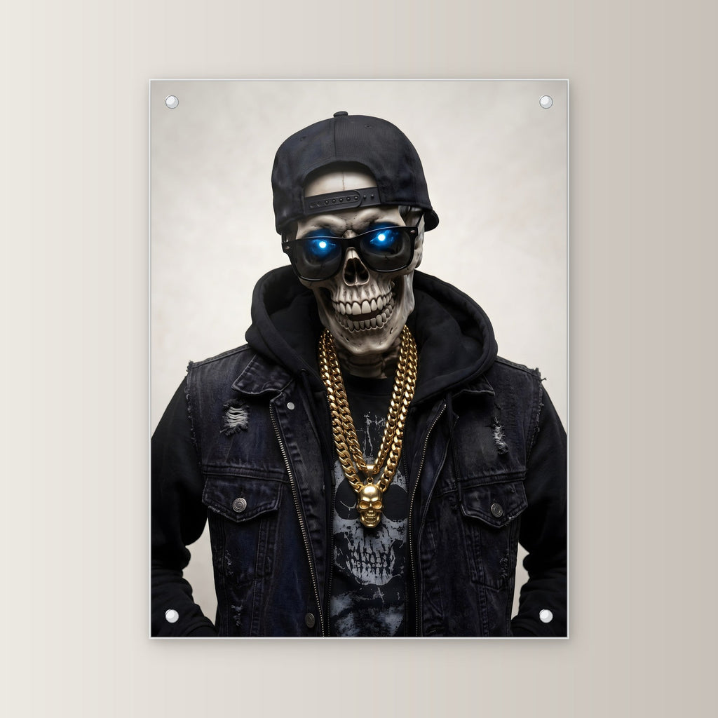 Das Gold-Skelett – Skelett mit Cap, Sonnenbrille und Goldkette, auf Acrylglas mit Edelstahl-Abstandshaltern, gerade von vorn an heller Wand