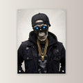 Das Gold-Skelett – Skelett mit Cap, Sonnenbrille und Goldkette, auf Acrylglas mit Edelstahl-Abstandshaltern, gerade von vorn an heller Wand