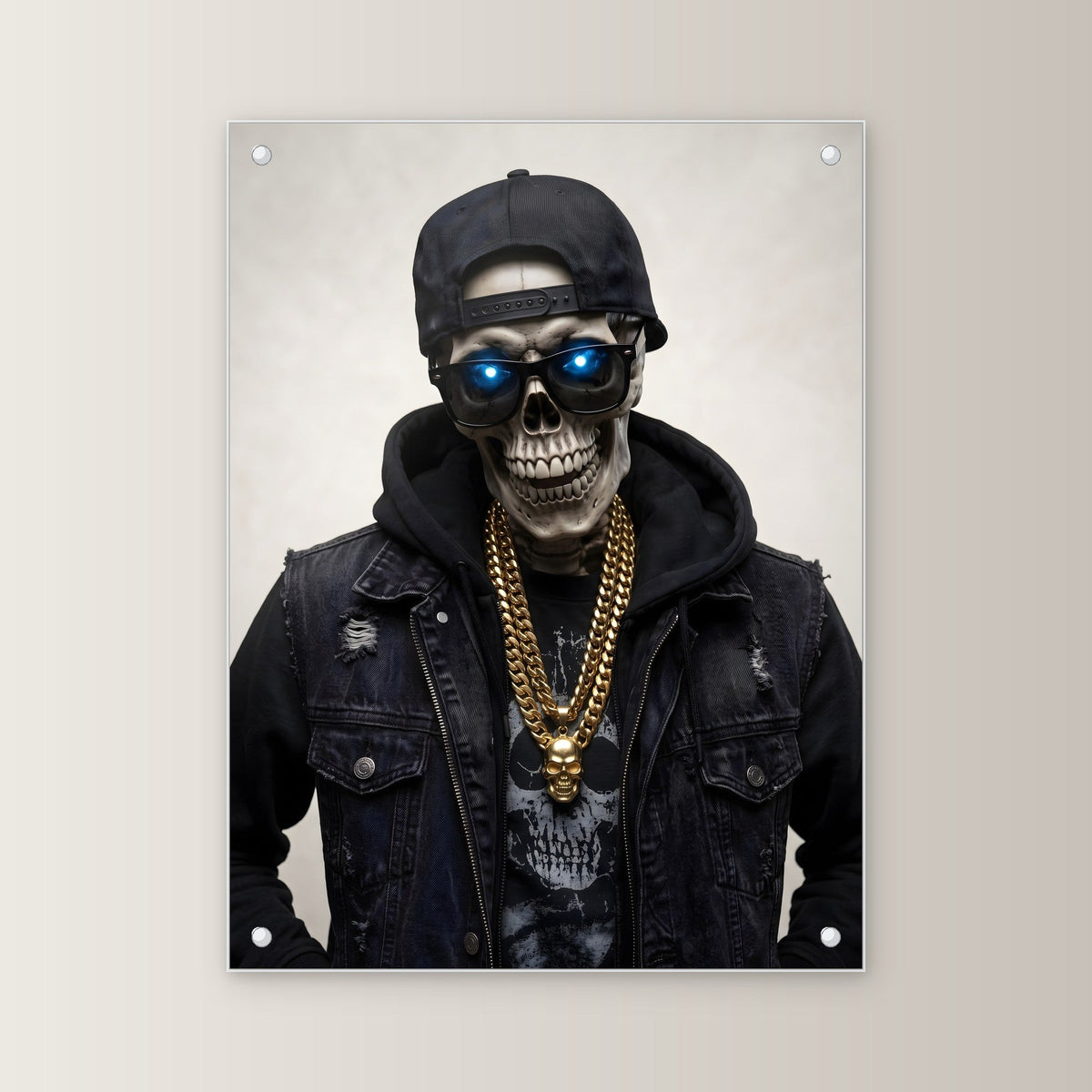 Das Gold-Skelett – Skelett mit Cap, Sonnenbrille und Goldkette, auf Acrylglas mit Edelstahl-Abstandshaltern, gerade von vorn an heller Wand