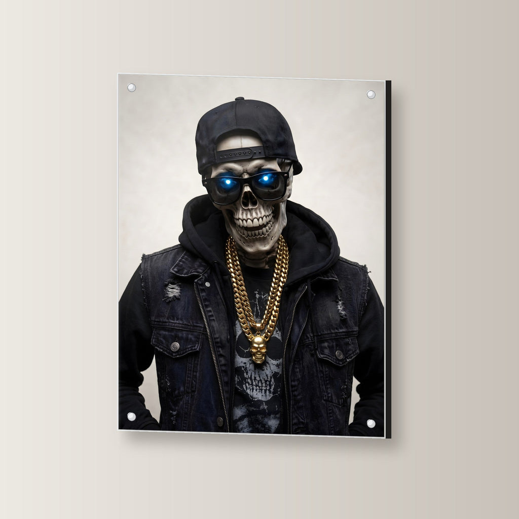 Das Gold-Skelett – Skelett mit Cap, Sonnenbrille und Goldkette, auf Acrylglas mit Edelstahl-Abstandshaltern, leicht gedreht an der Wand