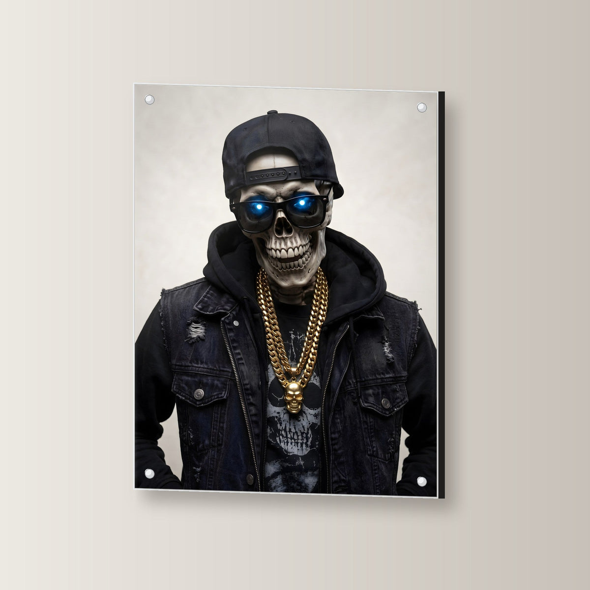 Das Gold-Skelett – Skelett mit Cap, Sonnenbrille und Goldkette, auf Acrylglas mit Edelstahl-Abstandshaltern, leicht gedreht an der Wand