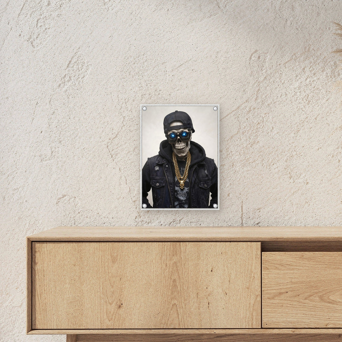 Das Gold-Skelett – Skelett mit Cap, Sonnenbrille und Goldkette, auf Acrylglas mit Edelstahl-Abstandshaltern, über einem Sideboard, zeigt die Größe im Raum