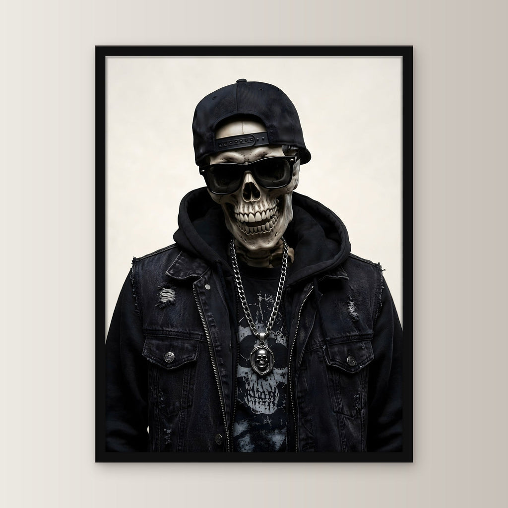 Das Silber-Skelett – Skelett mit Cap, Sonnenbrille und Silberkette, im schwarzen Holzrahmen, gerade von vorn an heller Wand