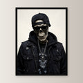 Das Silber-Skelett – Skelett mit Cap, Sonnenbrille und Silberkette, im schwarzen Holzrahmen, gerade von vorn an heller Wand