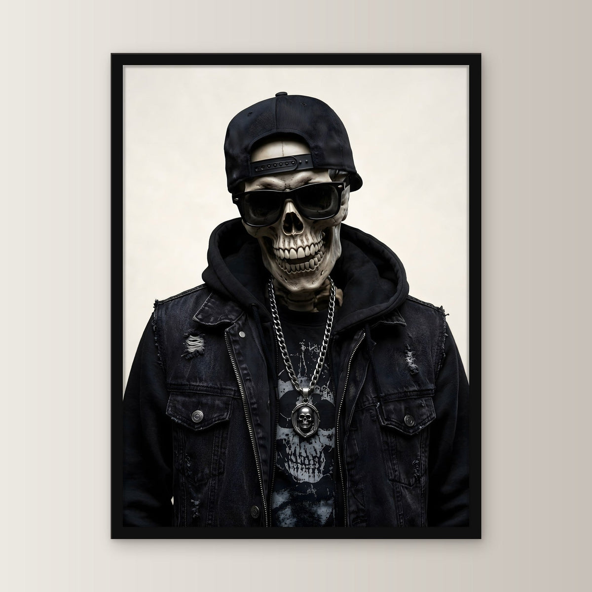 Das Silber-Skelett – Skelett mit Cap, Sonnenbrille und Silberkette, im schwarzen Holzrahmen, gerade von vorn an heller Wand
