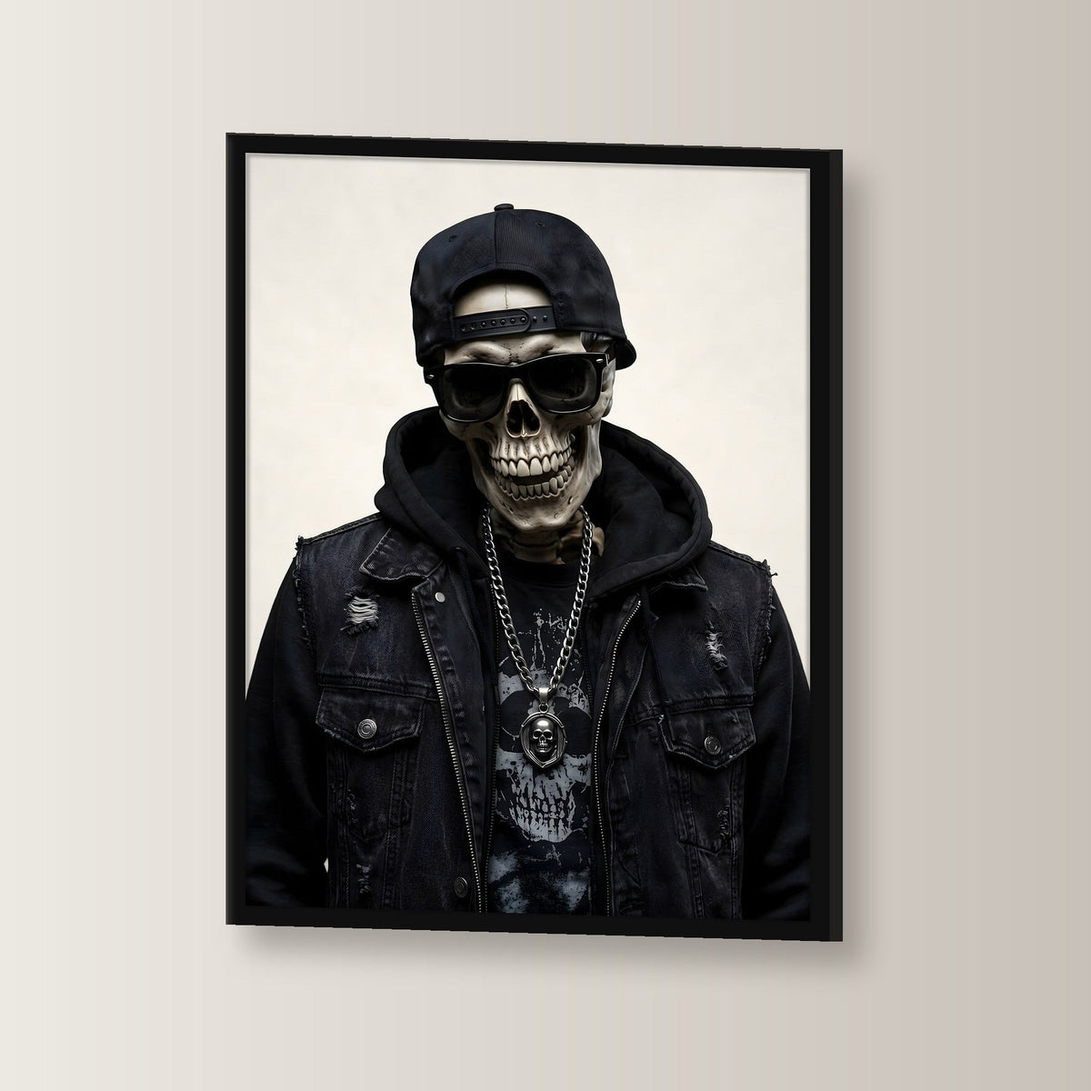 Das Silber-Skelett – Skelett mit Cap, Sonnenbrille und Silberkette, im schwarzen Holzrahmen, leicht gedreht an der Wand