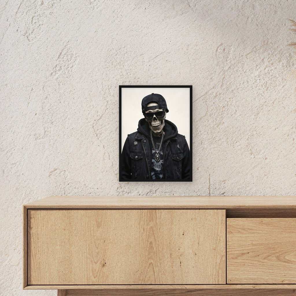 Das Silber-Skelett – Skelett mit Cap, Sonnenbrille und Silberkette, im schwarzen Holzrahmen, über einem Sideboard, zeigt die Größe im Raum