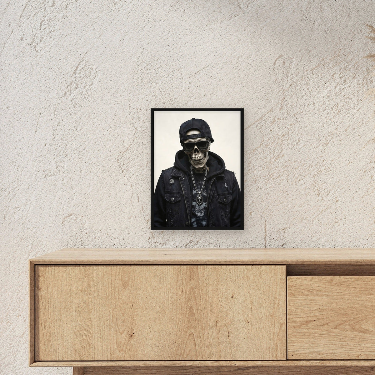 Das Silber-Skelett – Skelett mit Cap, Sonnenbrille und Silberkette, im schwarzen Holzrahmen, über einem Sideboard, zeigt die Größe im Raum