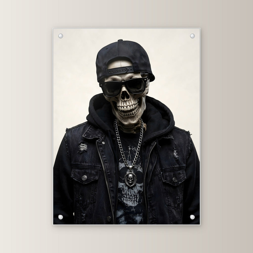 Das Silber-Skelett – Skelett mit Cap, Sonnenbrille und Silberkette, auf Acrylglas mit Edelstahl-Abstandshaltern, gerade von vorn an heller Wand
