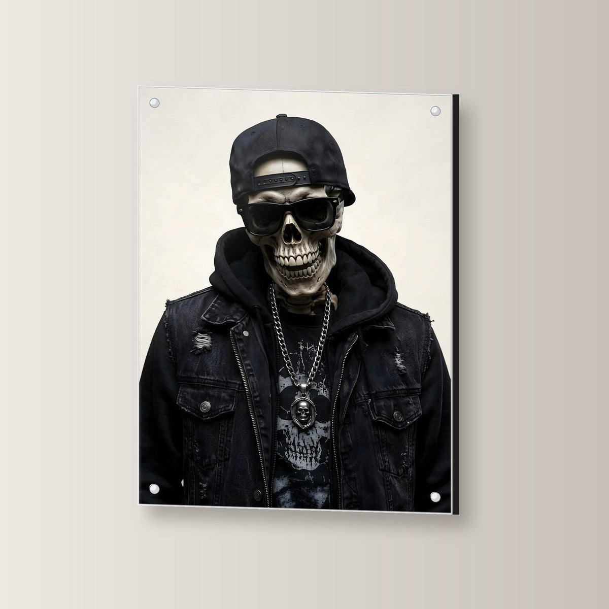 Das Silber-Skelett – Skelett mit Cap, Sonnenbrille und Silberkette, auf Acrylglas mit Edelstahl-Abstandshaltern, leicht gedreht an der Wand
