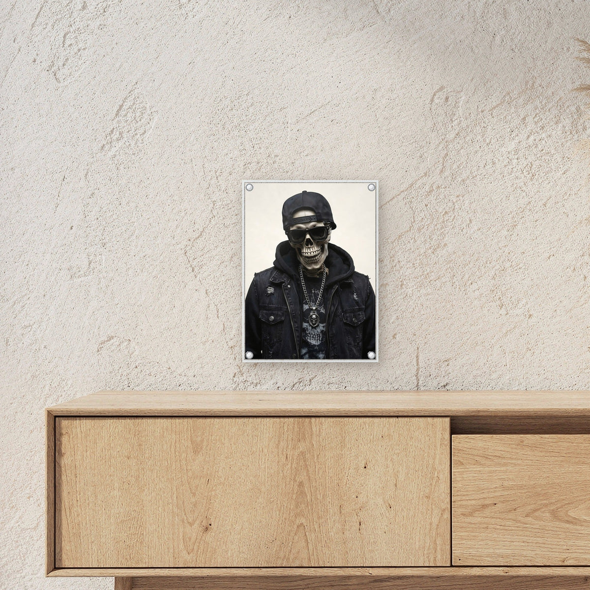 Das Silber-Skelett – Skelett mit Cap, Sonnenbrille und Silberkette, auf Acrylglas mit Edelstahl-Abstandshaltern, über einem Sideboard, zeigt die Größe im Raum