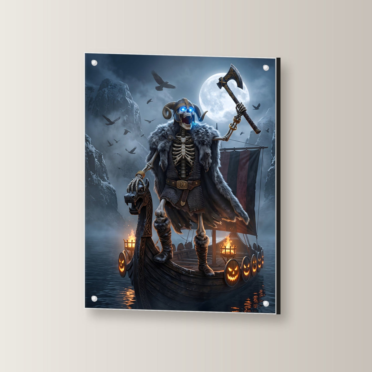 Der Skelett-Jarl – Skelett-Wikinger mit Axt auf dem Langschiff zwischen Kürbislaternen, auf Acrylglas mit Edelstahl-Abstandshaltern, leicht gedreht an der Wand