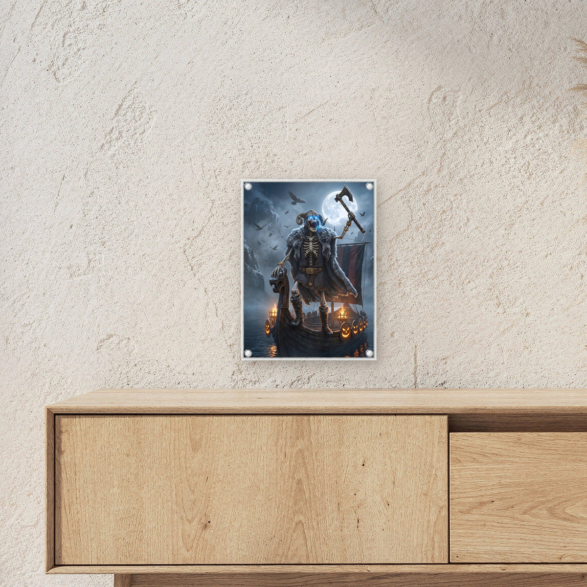 Der Skelett-Jarl – Skelett-Wikinger mit Axt auf dem Langschiff zwischen Kürbislaternen, auf Acrylglas mit Edelstahl-Abstandshaltern, über einem Sideboard, zeigt die Größe im Raum