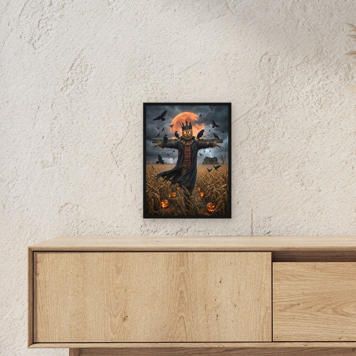 Der Vogelscheuchen-König – Vogelscheuche mit Krone und glühenden Augen auf dem Maisfeld voller Raben, im schwarzen Holzrahmen, über einem Sideboard, zeigt die Größe im Raum