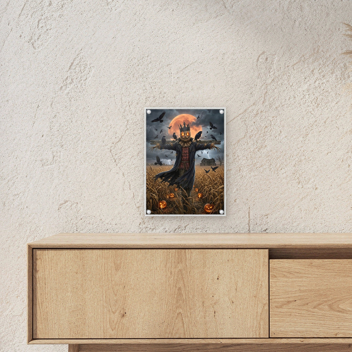 Der Vogelscheuchen-König – Vogelscheuche mit Krone und glühenden Augen auf dem Maisfeld voller Raben, auf Acrylglas mit Edelstahl-Abstandshaltern, über einem Sideboard, zeigt die Größe im Raum