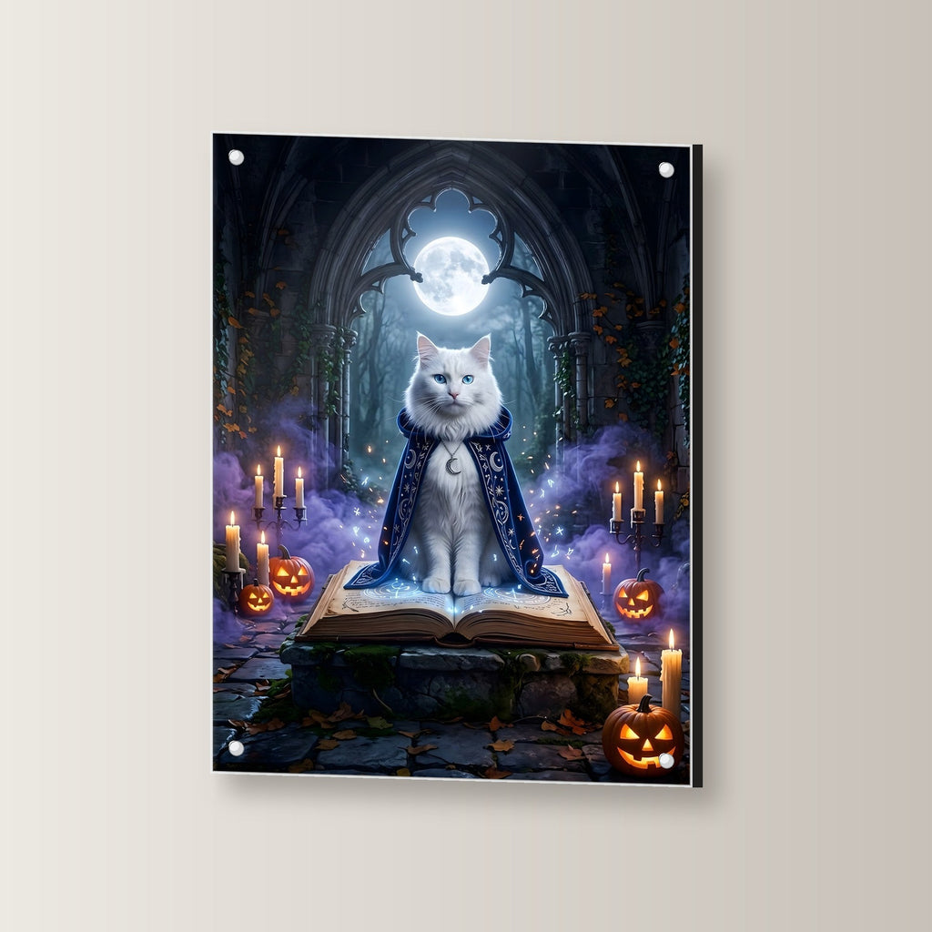 Der Zauberkater – Weiße Katze im blauen Sternenumhang auf dem leuchtenden Zauberbuch im Mondlicht, auf Acrylglas mit Edelstahl-Abstandshaltern, leicht gedreht an der Wand