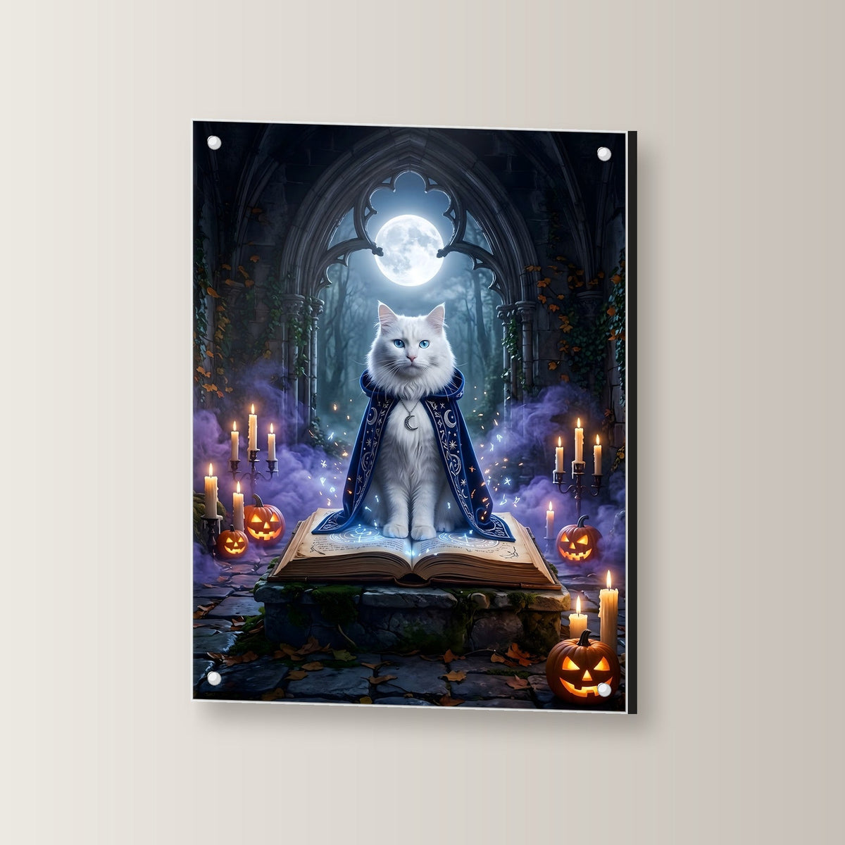 Der Zauberkater – Weiße Katze im blauen Sternenumhang auf dem leuchtenden Zauberbuch im Mondlicht, auf Acrylglas mit Edelstahl-Abstandshaltern, leicht gedreht an der Wand