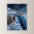 Die Eisbrücke – Astronaut an einer gebrochenen Eisbrücke vor einer Forschungsstation, auf Acrylglas mit vier Abstandshaltern, gerade von vorn an heller Wand