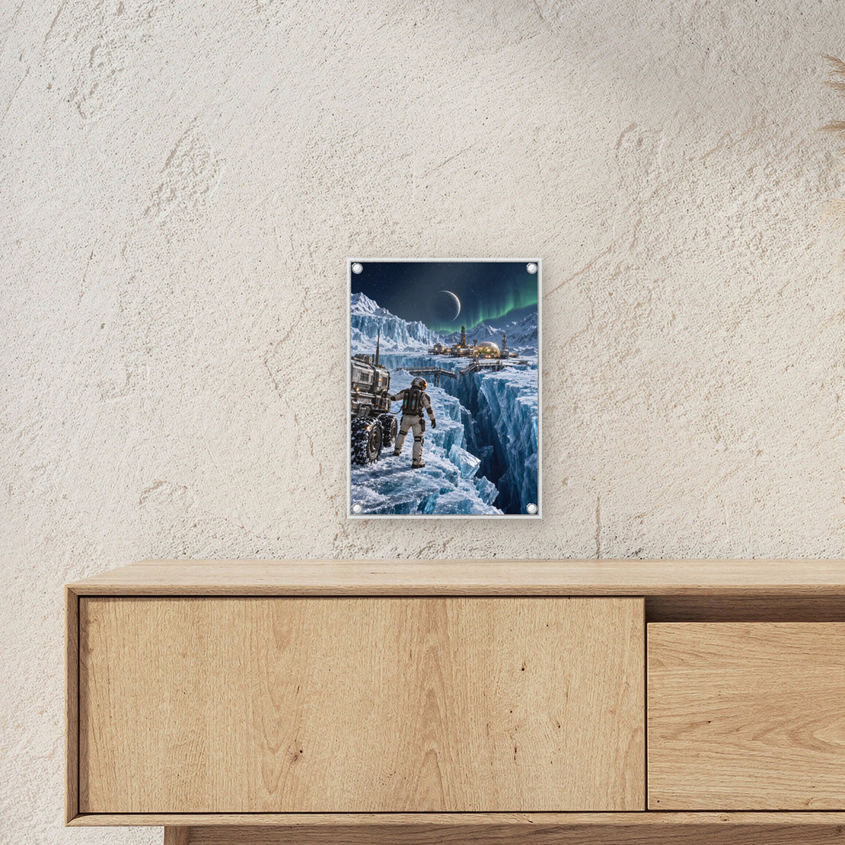 Die Eisbrücke – Astronaut an einer gebrochenen Eisbrücke vor einer Forschungsstation, auf Acrylglas mit vier Abstandshaltern, über einem Sideboard, Größenansicht im Raum