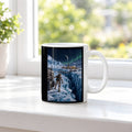 Die Eisbrücke – Astronaut an einer gebrochenen Eisbrücke vor einer Forschungsstation, Tasse Weiß, auf einer Fensterbank