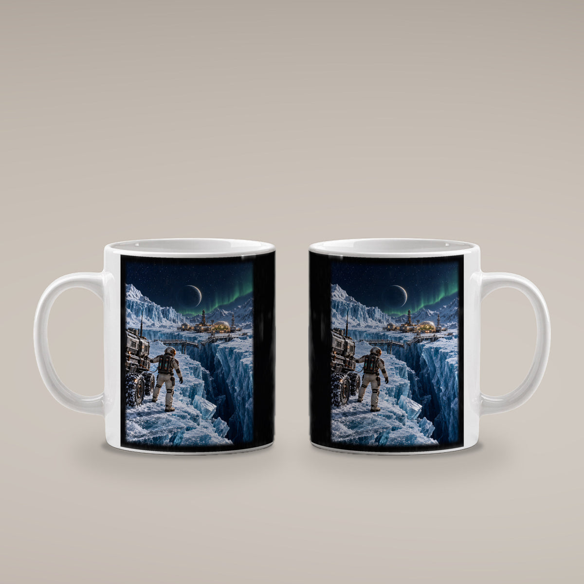 Die Eisbrücke – Astronaut an einer gebrochenen Eisbrücke vor einer Forschungsstation, Tasse Weiß, beide bedruckten Seiten