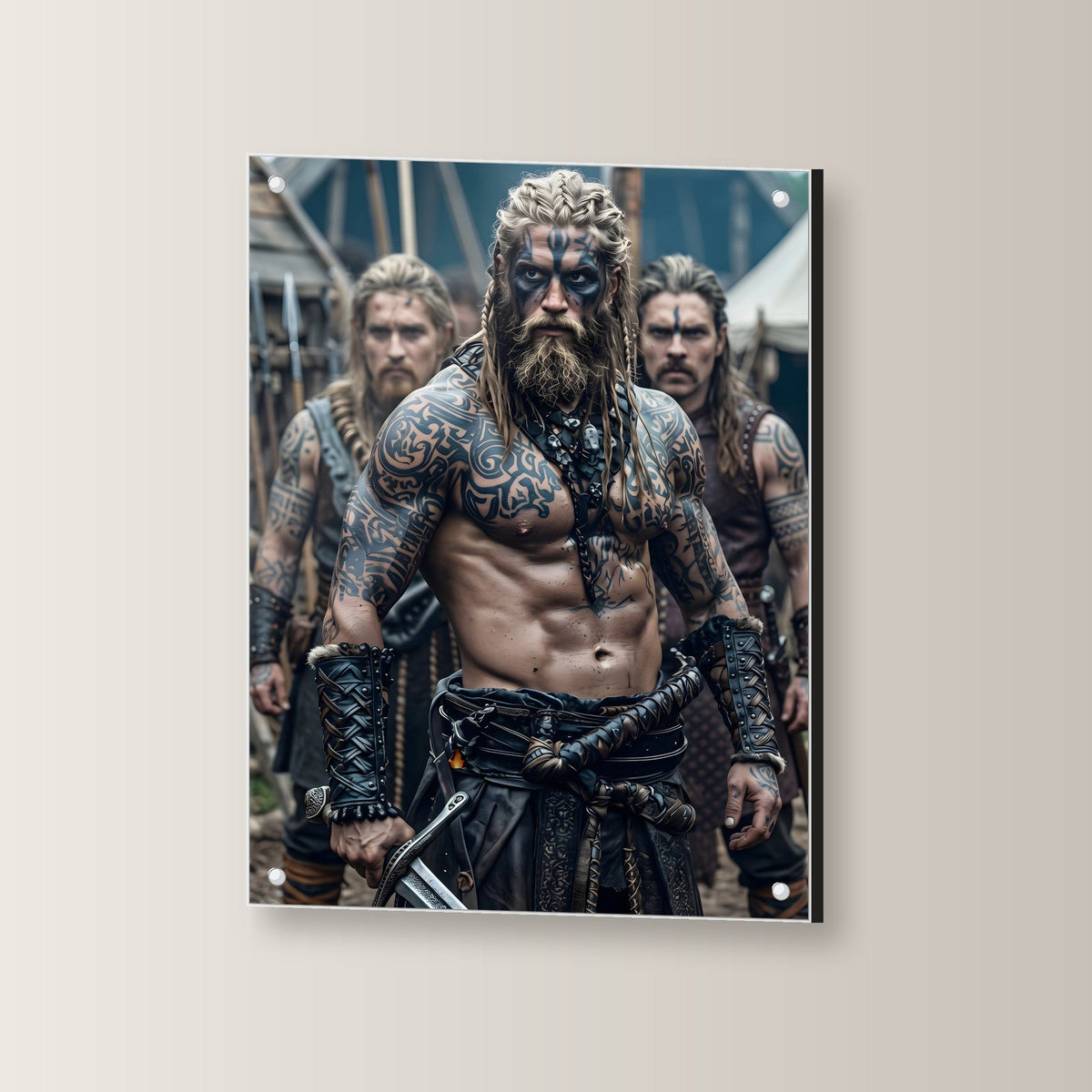 Im Kriegslager – Wikinger mit blauer Kriegsbemalung und zwei Gefährten im Lager, auf Acrylglas mit Edelstahl-Abstandshaltern, leicht gedreht an der Wand