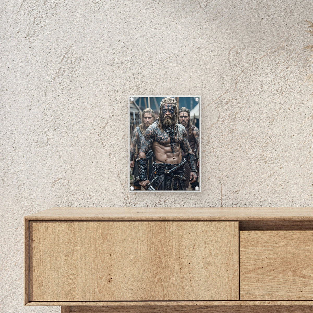 Im Kriegslager – Wikinger mit blauer Kriegsbemalung und zwei Gefährten im Lager, auf Acrylglas mit Edelstahl-Abstandshaltern, über einem Sideboard, zeigt die Größe im Raum