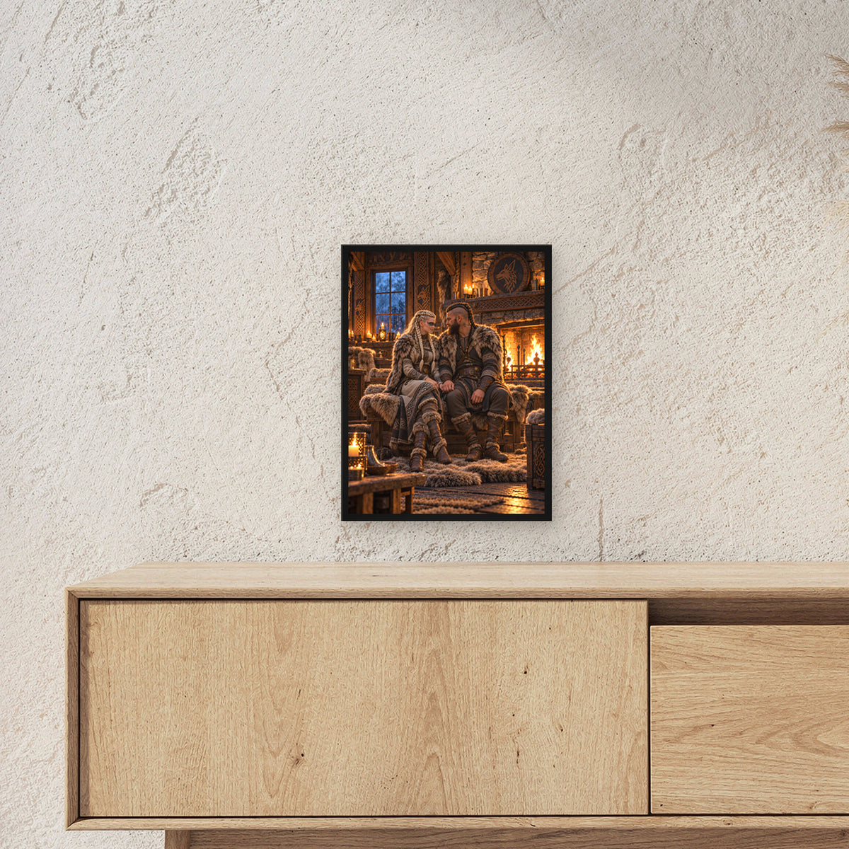 Der Kaminabend – Wikingerpaar Hand in Hand am Kamin, im schwarzen Holzrahmen, über einem Sideboard, zeigt die Größe im Raum