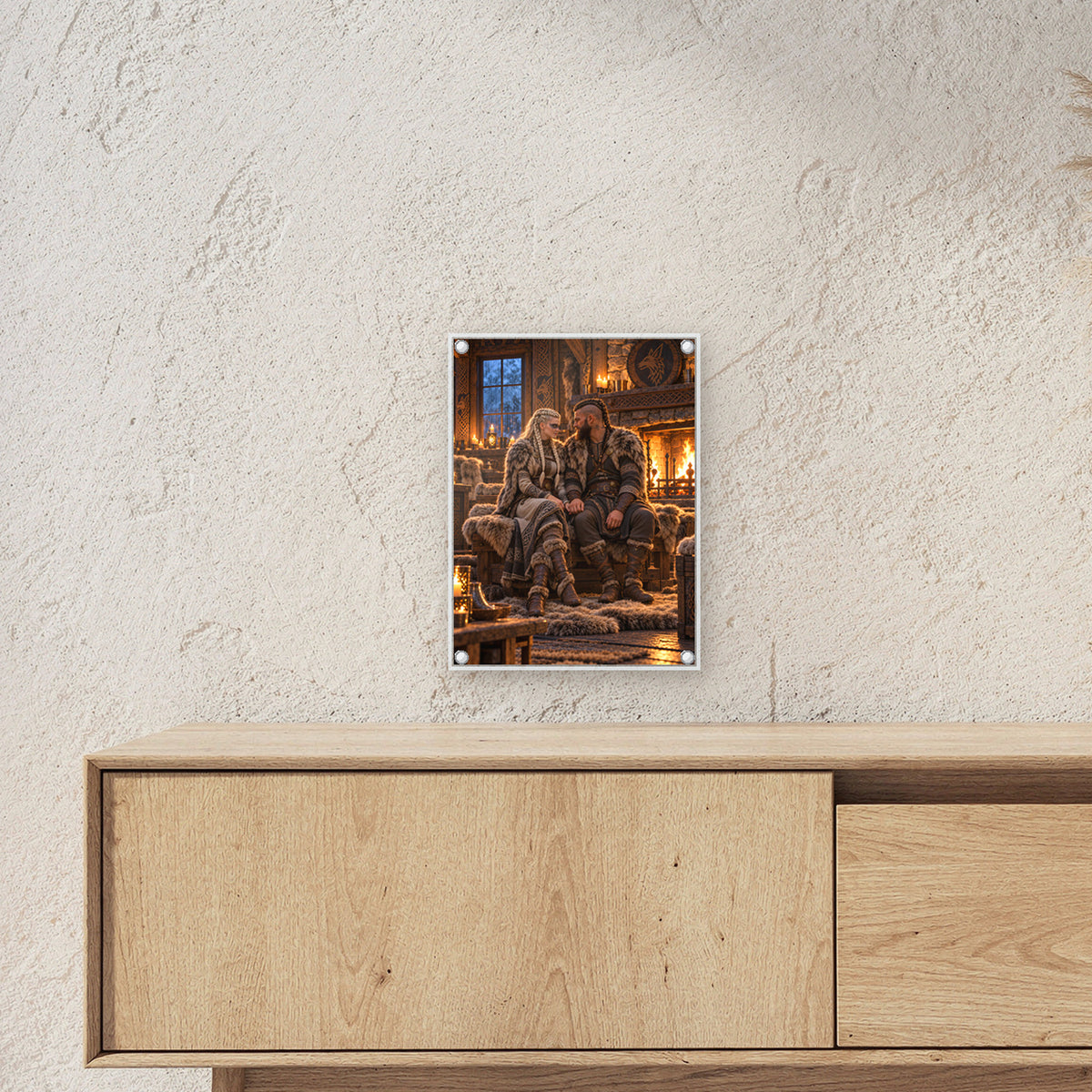 Der Kaminabend – Wikingerpaar Hand in Hand am Kamin, auf Acrylglas mit vier Abstandshaltern, über einem Sideboard, zeigt die Größe im Raum