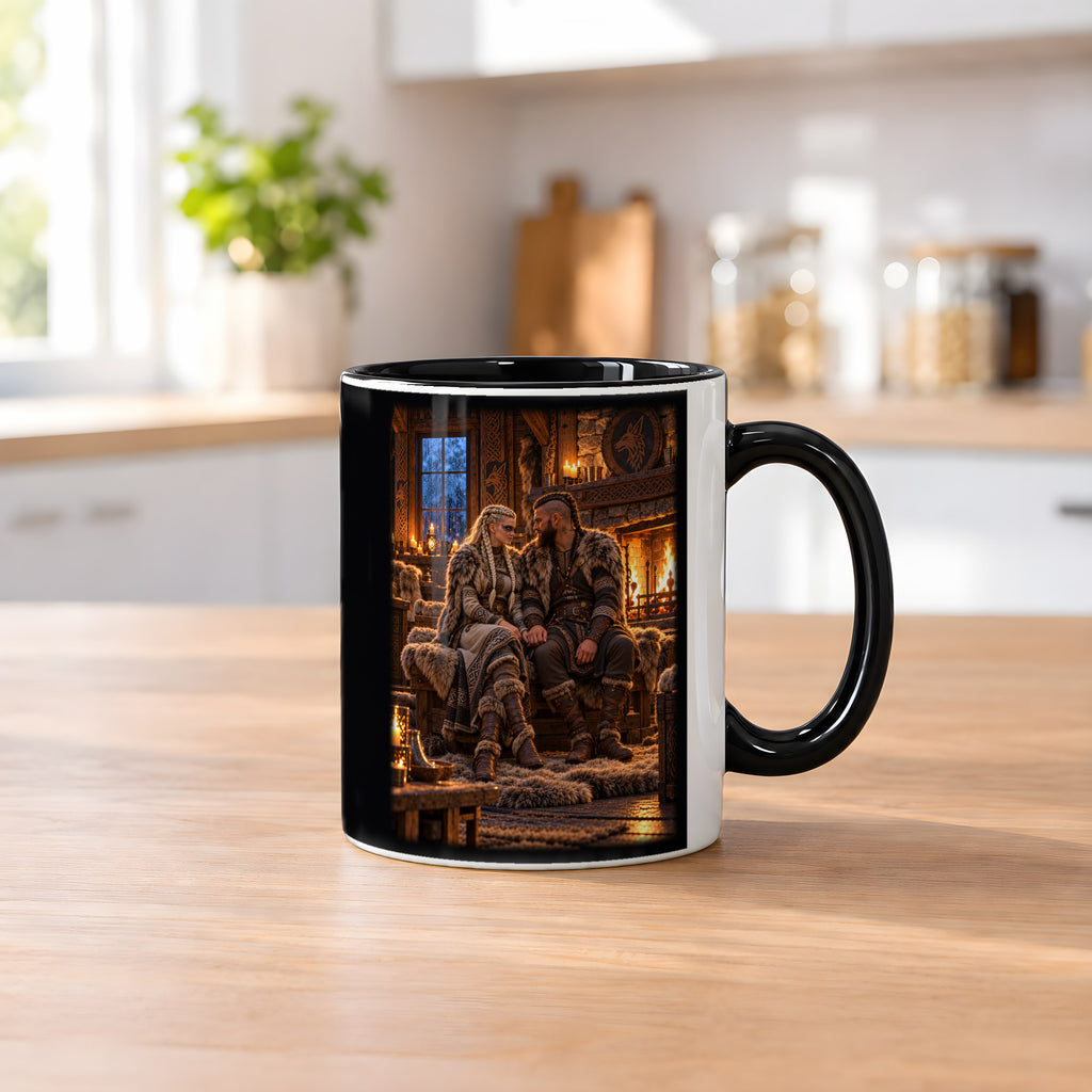 Der Kaminabend – Wikingerpaar Hand in Hand am Kamin, Tasse Innen schwarz, auf einem Küchentresen