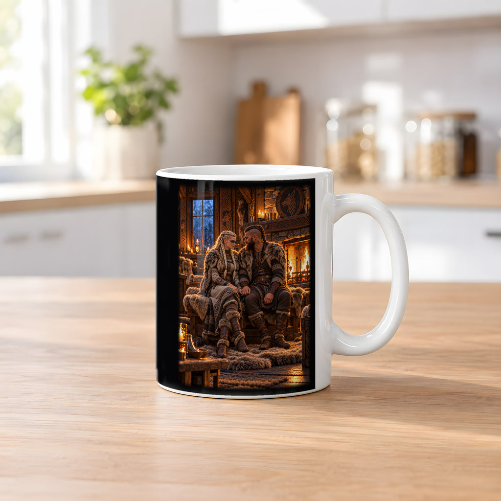 Der Kaminabend – Wikingerpaar Hand in Hand am Kamin, Tasse Weiß, auf einem Küchentresen