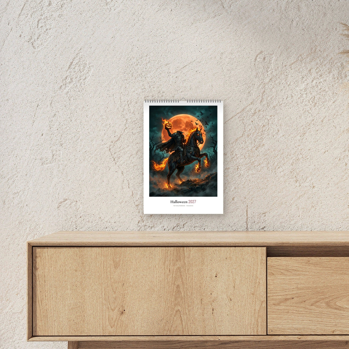 Halloween Kalender 2027 – A3-Kalender über einem Sideboard, zeigt die Größe im Raum