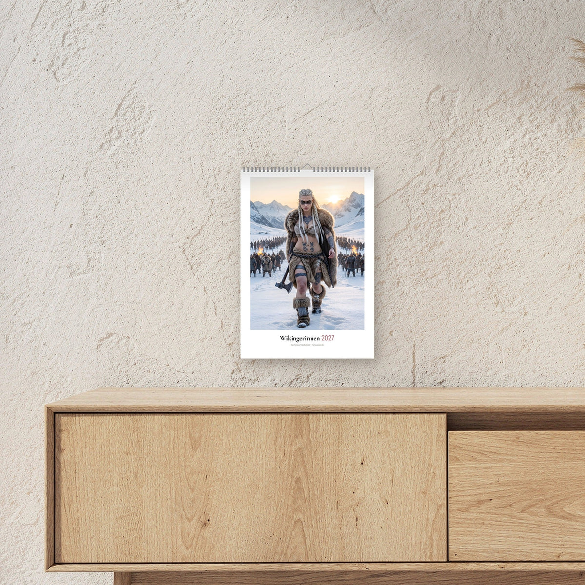 Wikingerinnen Kalender 2027 – A3-Kalender über einem Sideboard, zeigt die Größe im Raum
