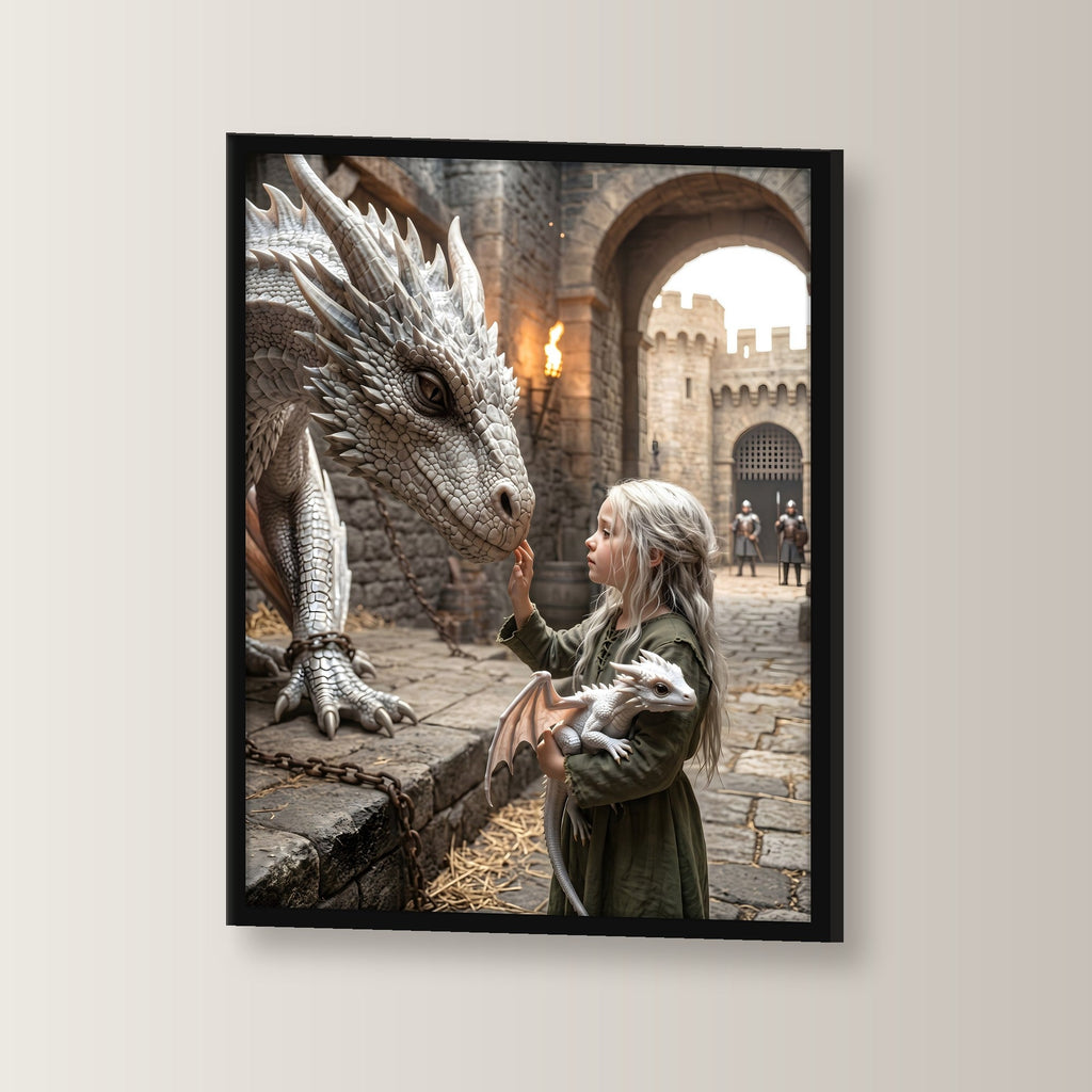 Die kleine Drachenhüterin – Mädchen mit Drachenjungem streichelt einen weißen Drachen vor der Burg, im schwarzen Holzrahmen, leicht gedreht an der Wand