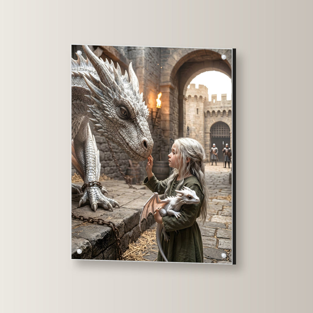 Die kleine Drachenhüterin – Mädchen mit Drachenjungem streichelt einen weißen Drachen vor der Burg, auf Acrylglas mit Edelstahl-Abstandshaltern, leicht gedreht an der Wand