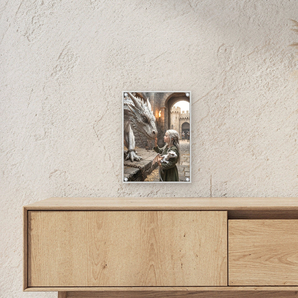 Die kleine Drachenhüterin – Mädchen mit Drachenjungem streichelt einen weißen Drachen vor der Burg, auf Acrylglas mit Edelstahl-Abstandshaltern, über einem Sideboard, zeigt die Größe im Raum
