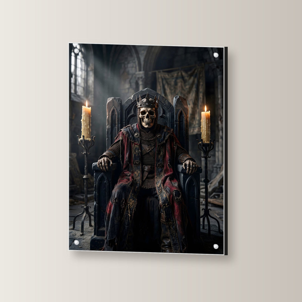 Der Knochenkönig – Gekröntes Skelett im roten Mantel auf dem Thron im Kerzenlicht, auf Acrylglas mit Edelstahl-Abstandshaltern, leicht gedreht an der Wand