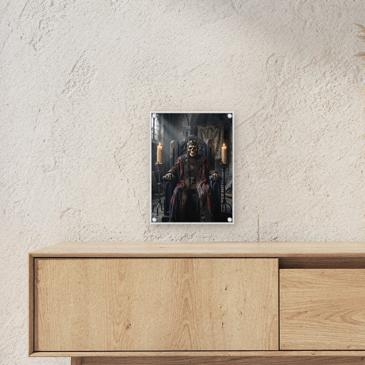 Der Knochenkönig – Gekröntes Skelett im roten Mantel auf dem Thron im Kerzenlicht, auf Acrylglas mit Edelstahl-Abstandshaltern, über einem Sideboard, zeigt die Größe im Raum