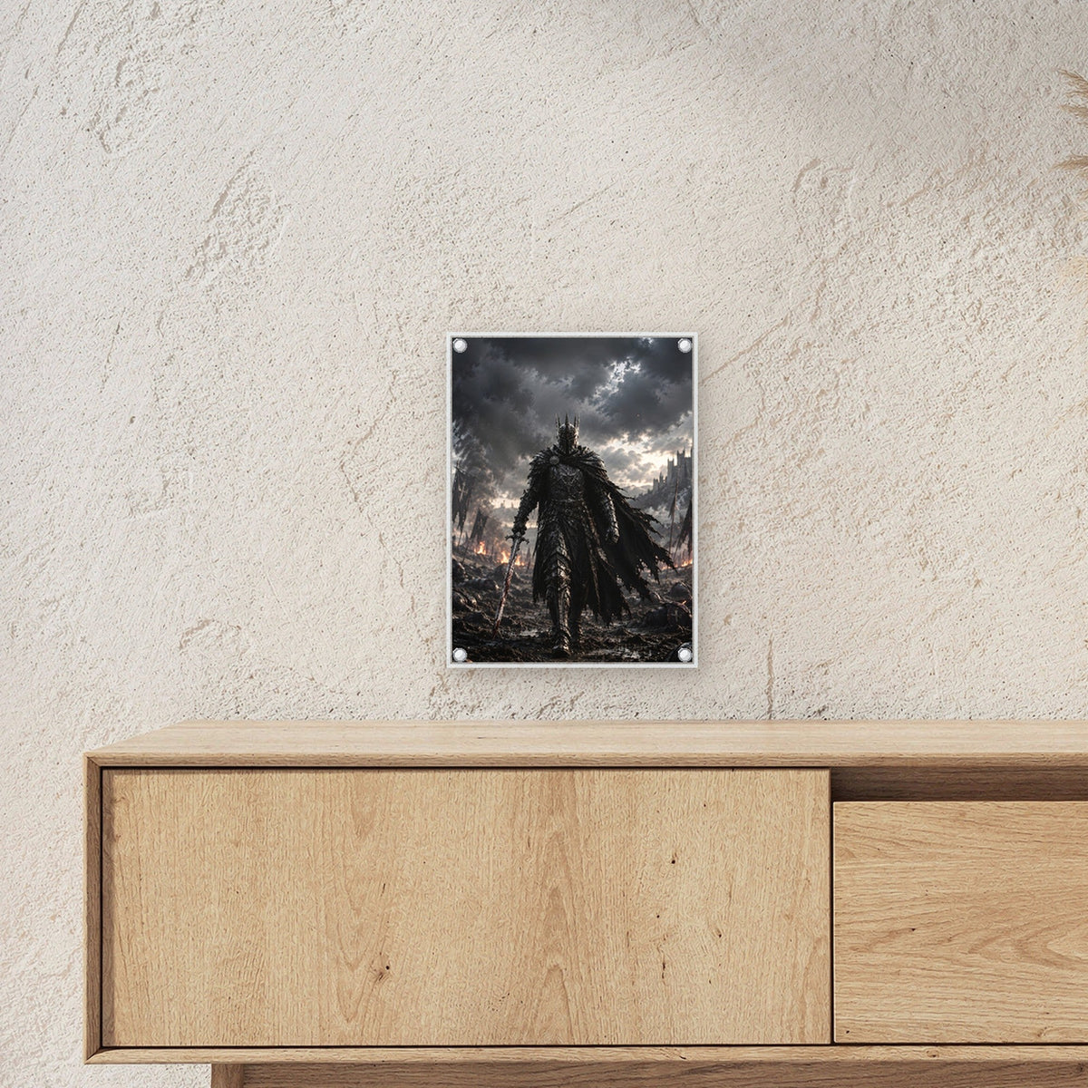 Der König im Regen – Gekrönter Ritter in schwarzer Rüstung auf dem Schlachtfeld, auf Acrylglas mit Abstandshaltern, über einem Sideboard