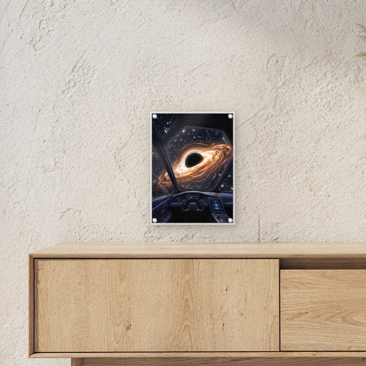 Kurs Singularität – Schwarzes Loch vor dem sechseckigen Cockpit eines Raumschiffs, auf Acrylglas mit Abstandshaltern, über einem Sideboard