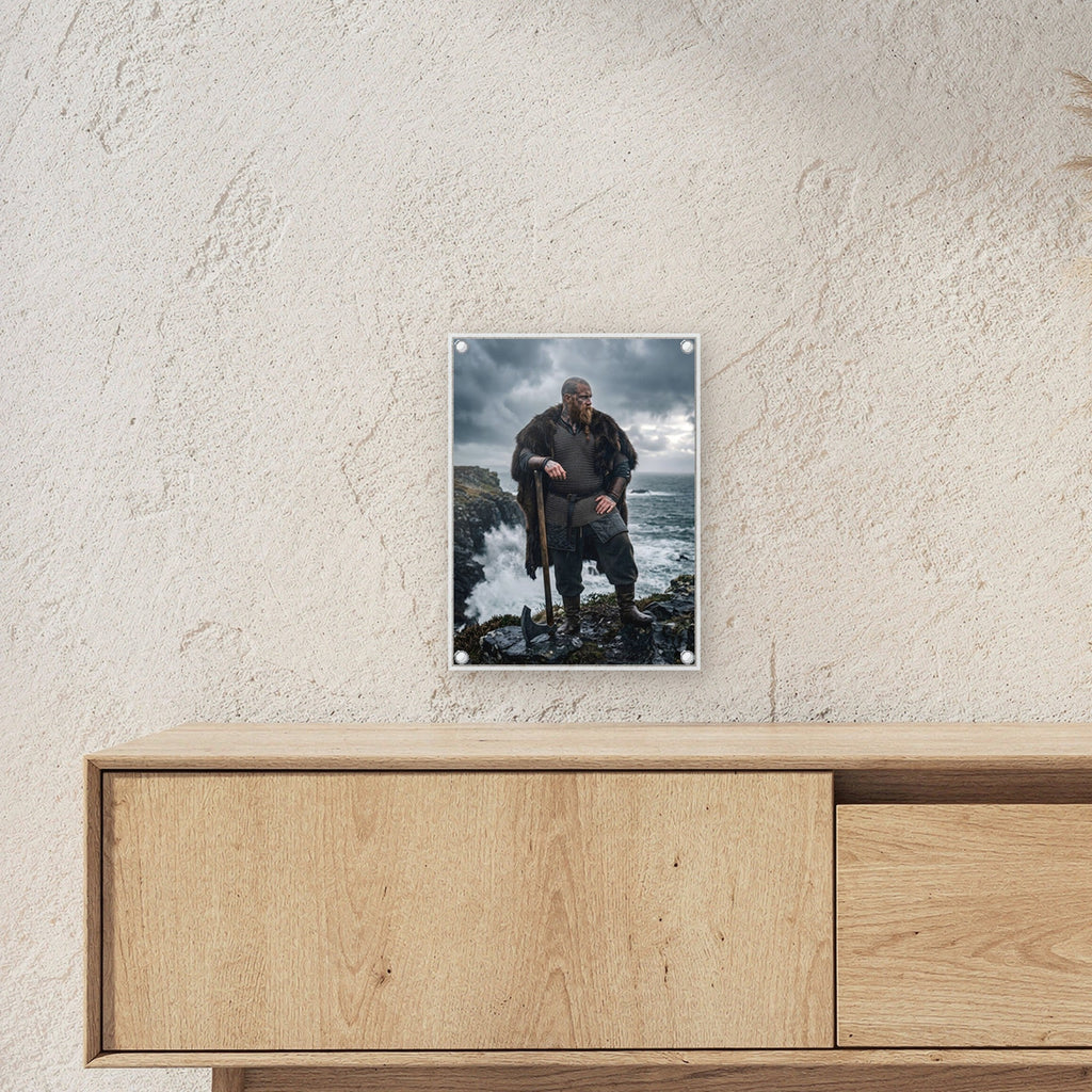 Der Küstenwächter – Wikinger mit Axt auf den Klippen über der Brandung, auf Acrylglas mit Abstandshaltern, über einem Sideboard