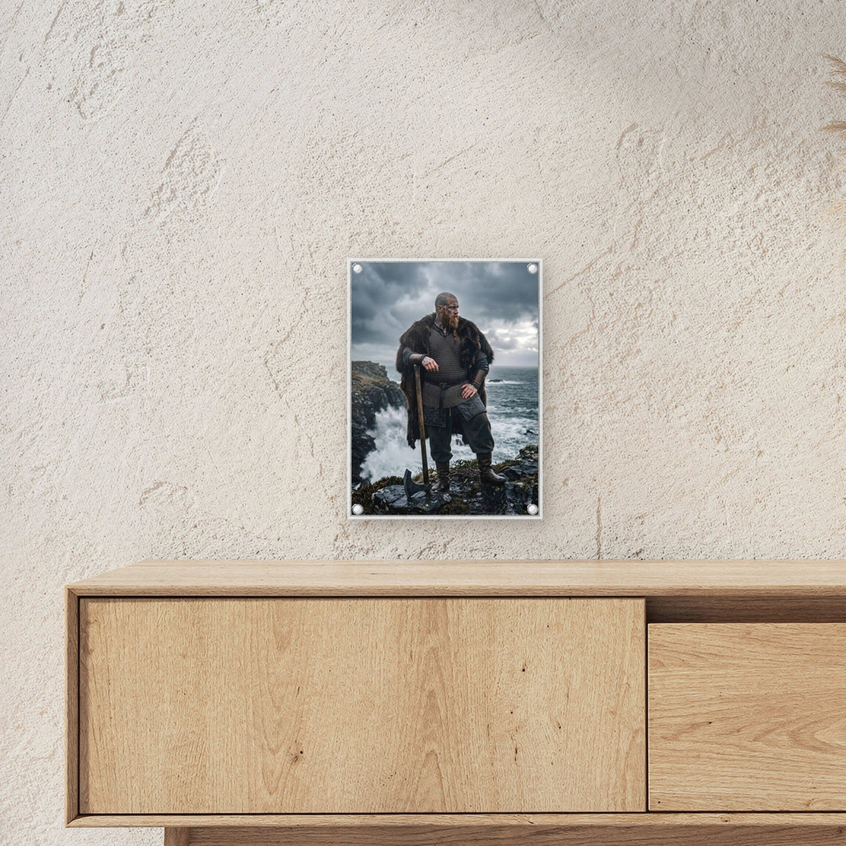 Der Küstenwächter – Wikinger mit Axt auf den Klippen über der Brandung, auf Acrylglas mit Abstandshaltern, über einem Sideboard