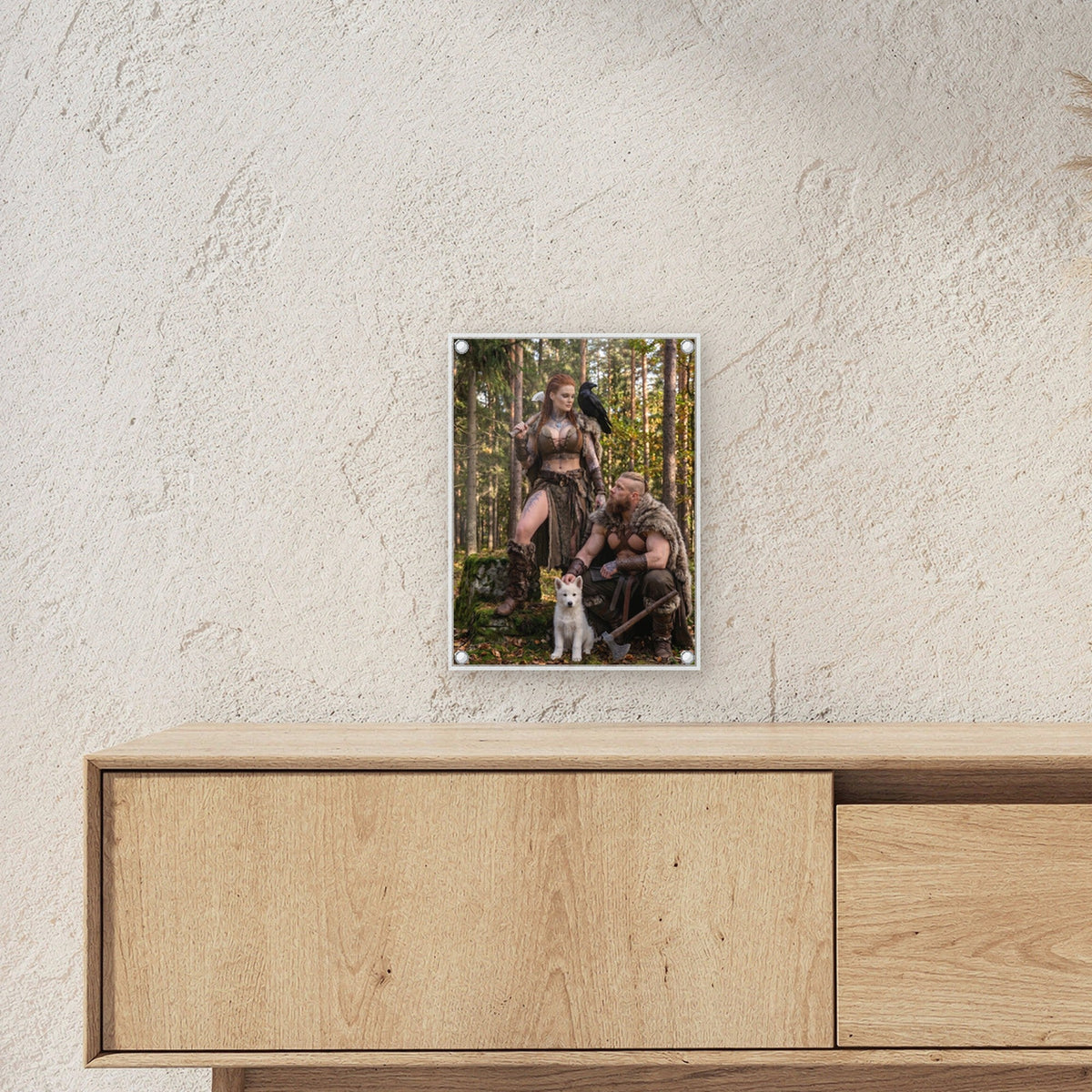 Der kleine Wolf – Wikinger streichelt einen weißen Welpen im Wald, auf Acrylglas mit Abstandshaltern, über einem Sideboard