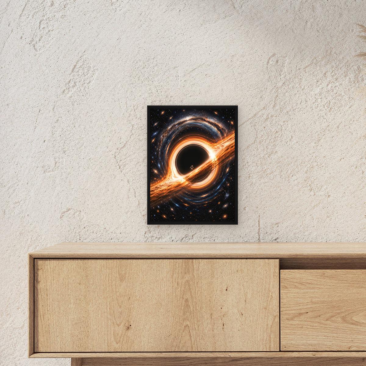 Die letzte Drift – Winziger Astronaut vor einem gewaltigen schwarzen Loch, im schwarzen Holzrahmen, über einem Sideboard, Größenansicht im Raum